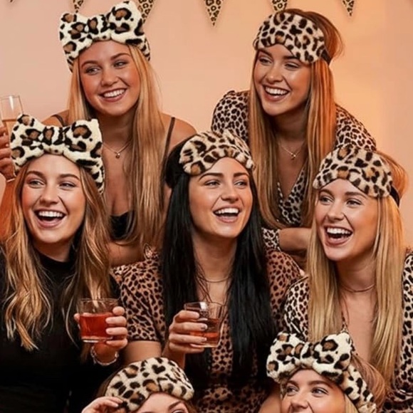 Leopard Print Faux Fur Sleep Mask & Matching Accessory Set - Picture 7 of 7